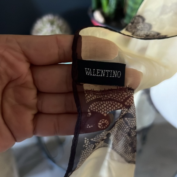 VALENTINO 100%SETA/SILK SCARF Made In Italy 🧣 - Picture 7 of 11